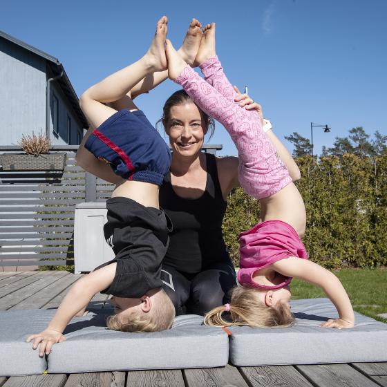 Bild på Jonna och hennes två barn som är utomhus.