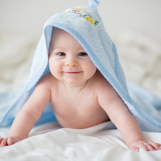 Bebis med handduk på huvudet
