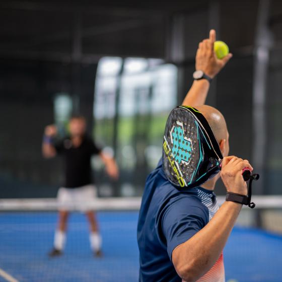 Man slår iväg en padelboll