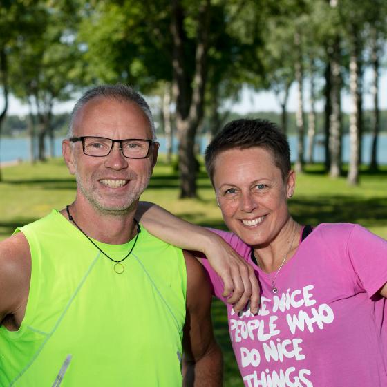 Stefan och Fia står utomhus och Fia lutar sig mot Stefan