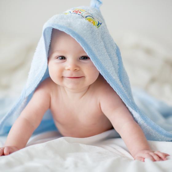 Bebis med handduk på huvudet
