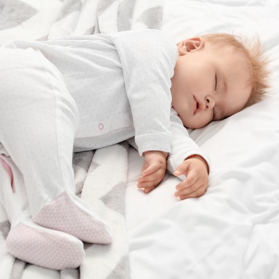 Bebis som sover i en säng