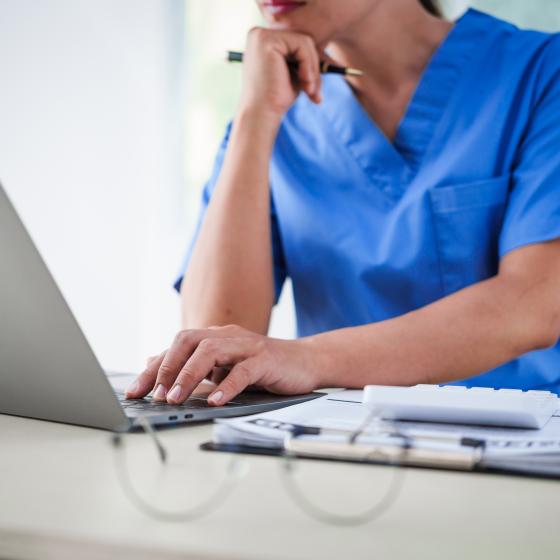 Sköterska vid dator