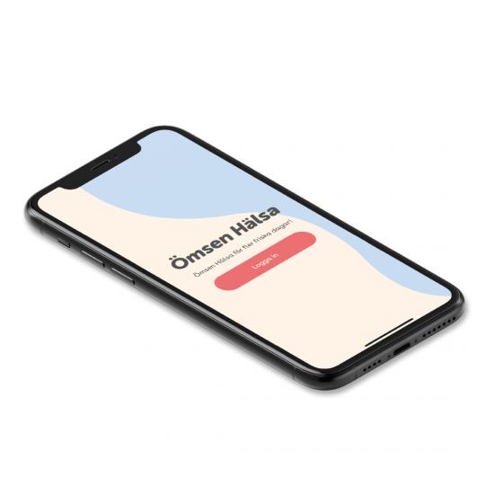 Mobiltelefon med Ömsen Hälsa appen i displayen.