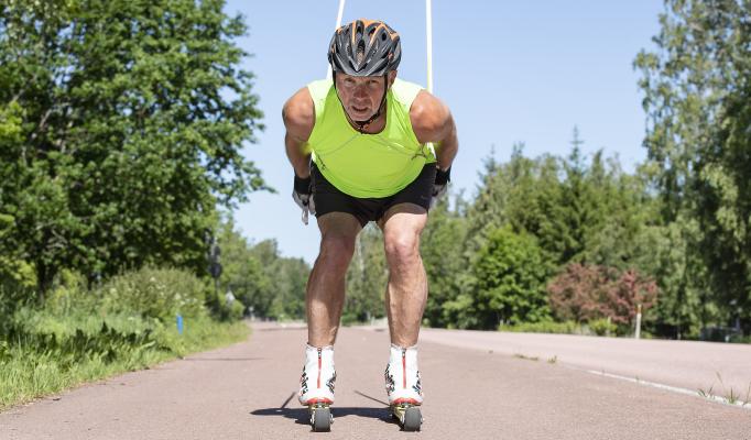 Stefan åker rullskidor på trottoaren.