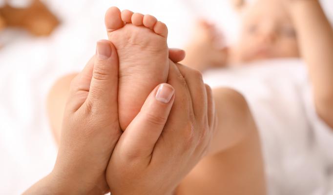 Massage på bebis fötter