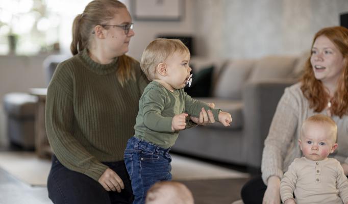 Bebisar ligger på köksgolv