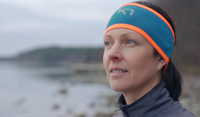 Cecilia Bergroth står utomhus vid vattnet. Cecilia Bergroth står utomhus vid vattnet.