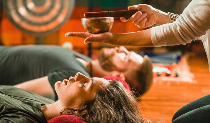 Kvinna ligger på golv och får reiki healing Kvinna ligger på golv och får reiki healing