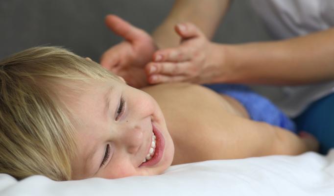 Barn får massage