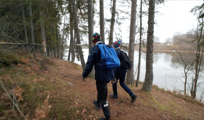 Två kvinnor vandrar i skog