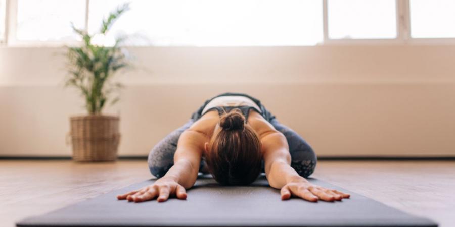 Kvinna i yogaposition